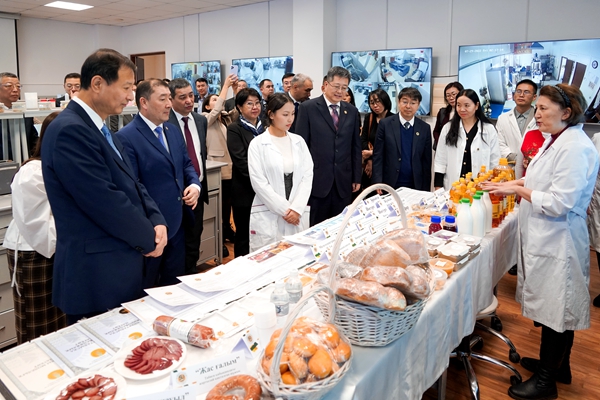 孙尧参观我校与赛福林农业技术大学联合共建的中哈食品绿色加工和安全控制科技示范园_副本.jpg