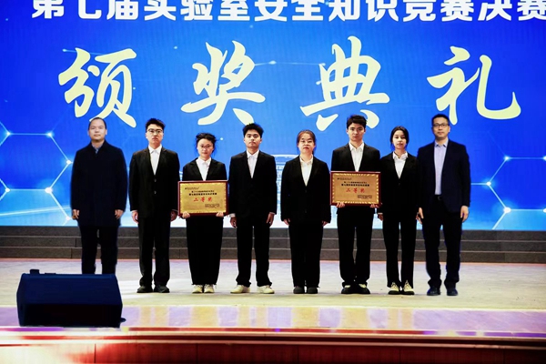 学院党委书记曹军会、实验室安全与条件保障处处长张朝阳为荣获二等奖的队伍颁奖_副本.jpg