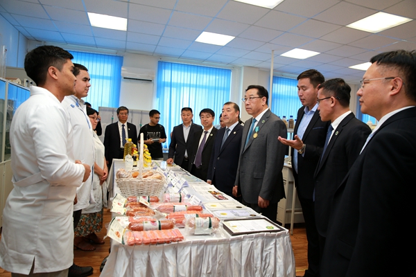 2黄思光一行考察我校与赛福林农业技术大学共建的中哈食品科学与工程硕士项目人才培养基地和中哈食品绿色加工和安全控制实验室_副本.jpg