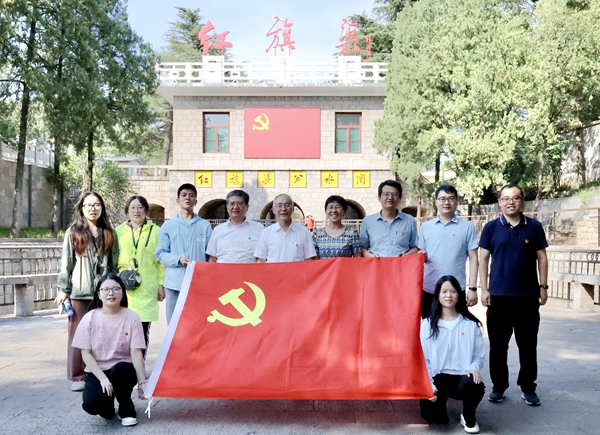 旱农支部师生代表参观学习红旗渠精神_副本.jpg